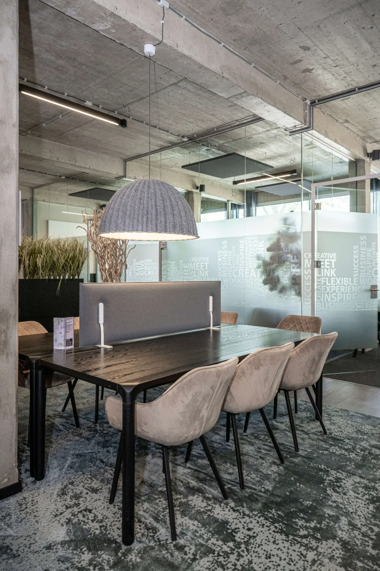 Coworking tafel met akoestische scheiding en industriële afwerking