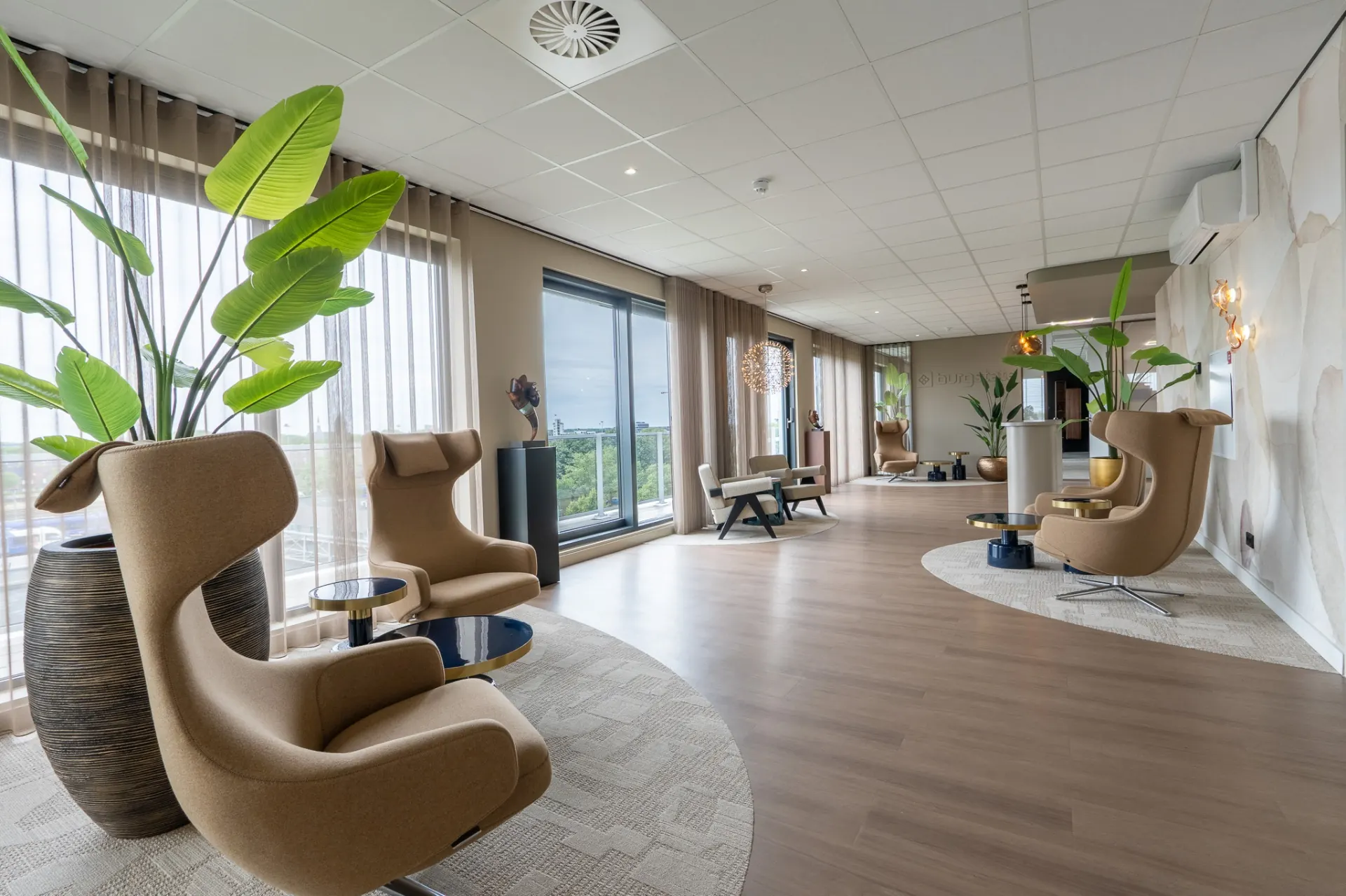 Ruime lounge met zicht op het spoor